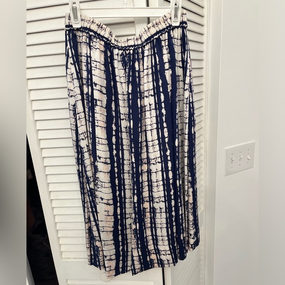 Silky patterned skirt - Picture 2 of 3